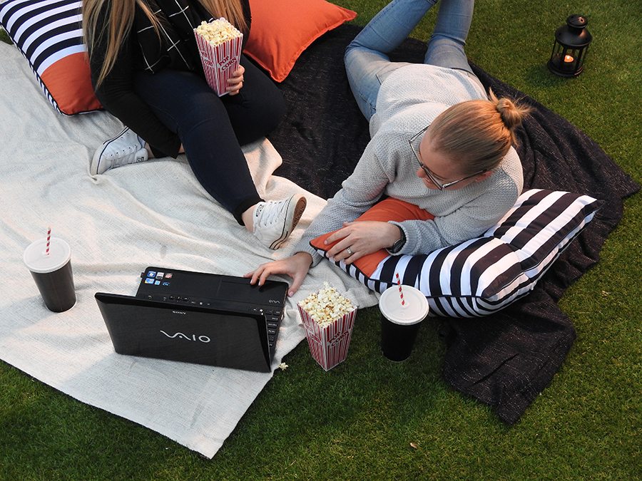 How to Host Your Own Backyard Moonlight Cinema - Cosy up, Australian Outdoor Living.