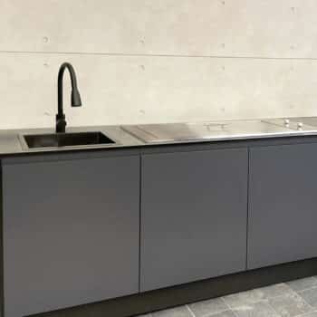 Charcoal Outdoor Kitchen With Sleek Tapware, Sink and Flat Cooktop