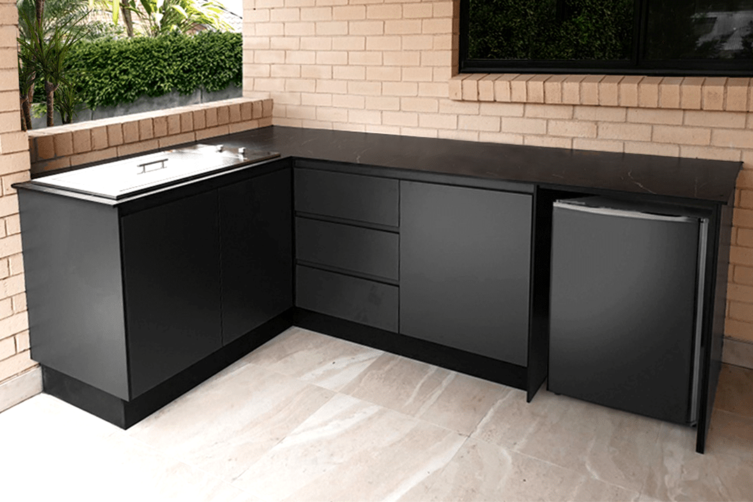 L-shape Outdoor Kitchen with flat cooktop and bar fridge